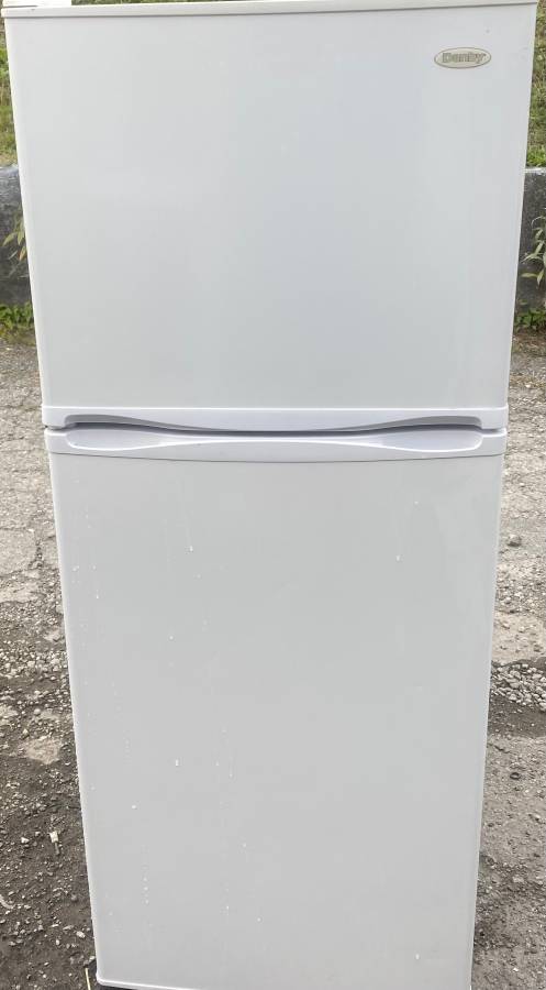 24” W Frigidaire Apartment Size 12 CuFt Frost Free Fridge